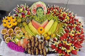 סלסלת פירות ענקית xxl עם גילוף לפי בחירה בתוספת של לוגו ב350 ודיוקן ב400